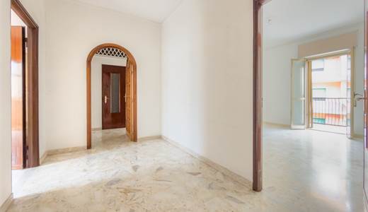 Appartamento luminoso con doppio affaccio in Via Plateja