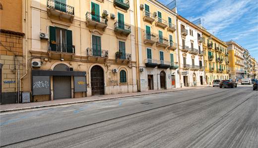 Fittasi Locale commerciale con ambiente accessorio collegato – Via Crispi 36, Taranto